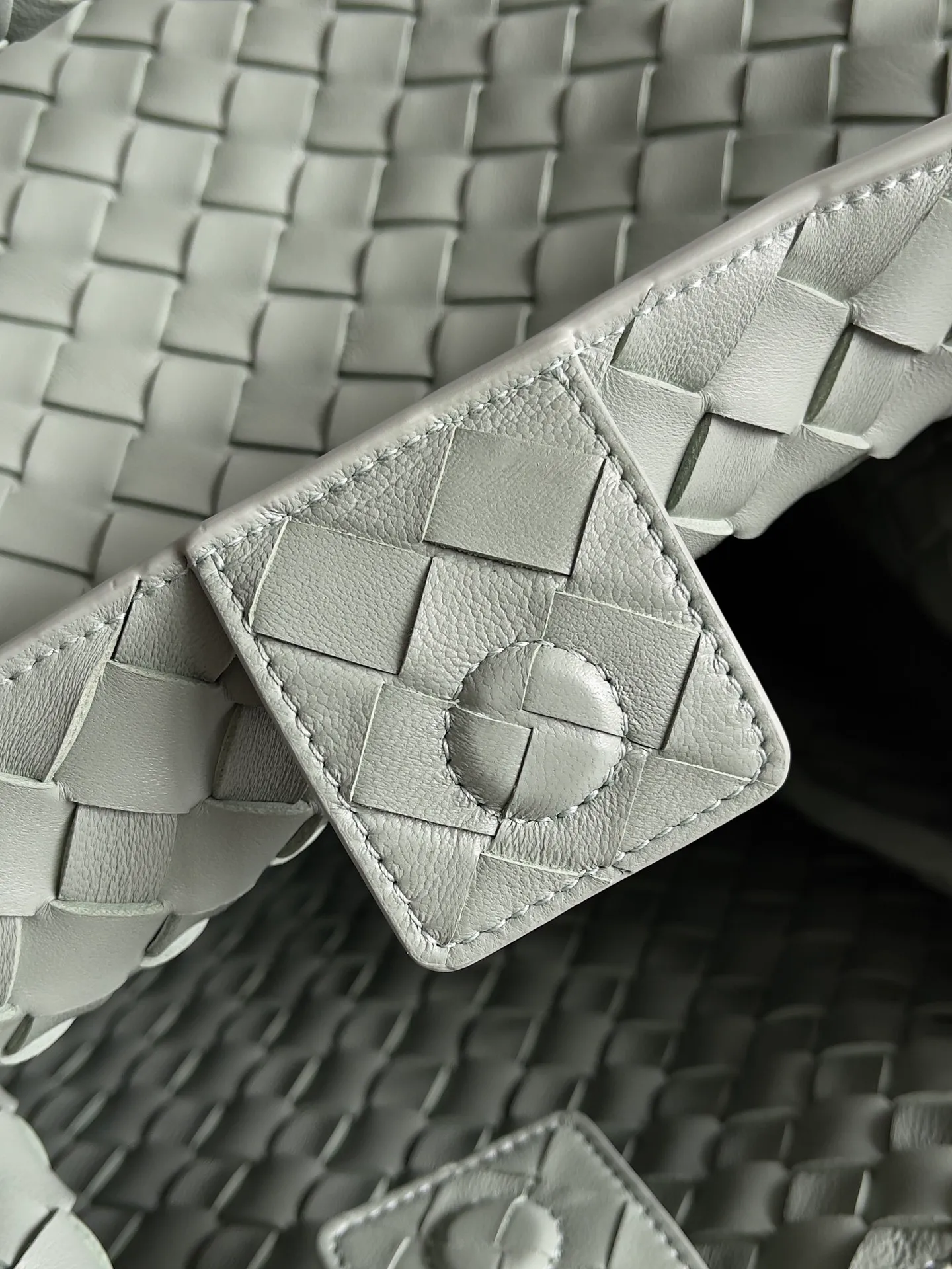 Batch 2660 24 early autumn new model Andiamo Parachute is made of a whole piece of woven leather. It is processed by folding stitching at the four corners. # Craftsmanship and creativity. The large size is atmospheric and practical. One of the must-selects for BV. It has a large space, can hold a computer, the shoulder strap is thick, and the upper shoulder is very comfortable. The large parachute can be carried on the body and can be carried on the body. The upper body is versatile and cute☺️ Style number: 796571 Size: 30*26*20cm